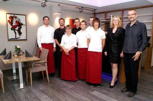 Andreas und Renate Lewerken mit dem Restaurant und Serviceteam des ArtHotels