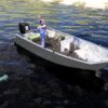 Angler drillt einen Wels am PonTOM® Wallerboot 7.00, großer freier Arbeitsbereich