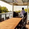 PonTOM® Empor 9.0 Ausflugsboot Tisch und Sitzbereich