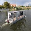 Das Fahrgasboot wird mit einem 8 kW Kräutler Außenborder angetrieben