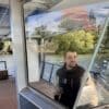 PonTOM® Empor 9.0 Fahrgastboot Steuerhaus mit Fahrer im geschützten Bedienstand