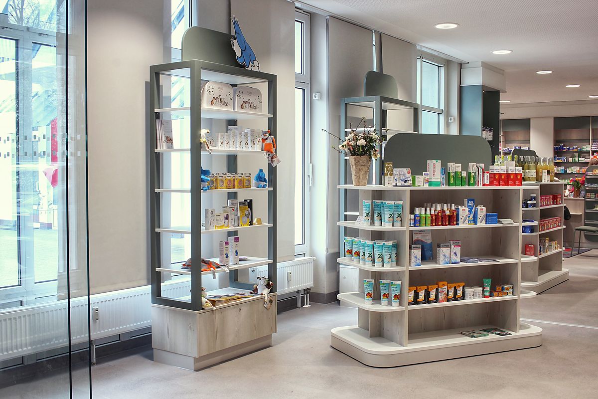 Apotheke von Kiebitzberg eingerichtet, Verkaufsraum mit Freiwahlregalen und Vitrinen