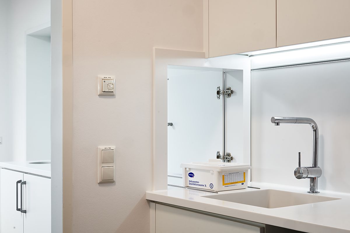 Aufbereitungsraum mit Hygienezeile und Spüle