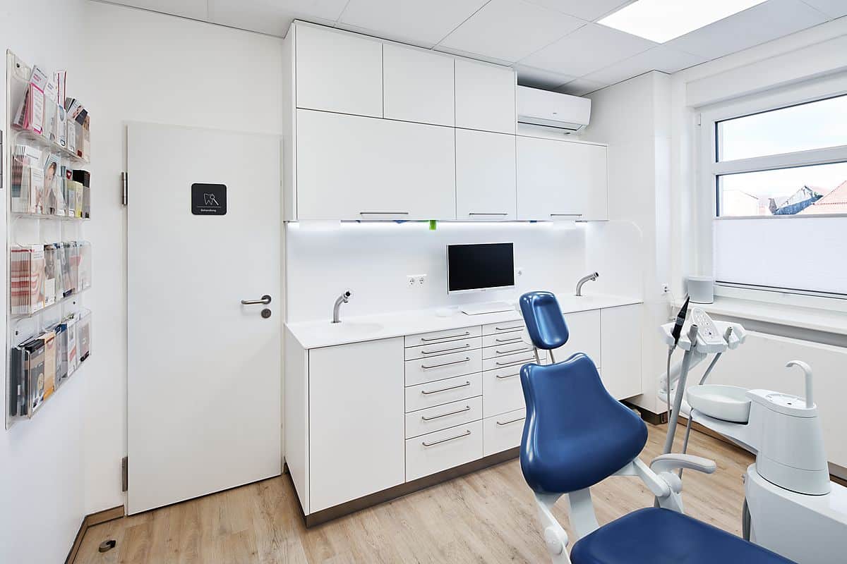 Behandlungszimmer einer Zahnarztpraxis mit Einbaumöbeln und Hygienezeile